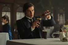 Obľuba tmav&eacute;ho piva rastie pravdepodobne aj vďaka nov&eacute;mu seri&aacute;lu spoločnosti Netflix s n&aacute;zvom House of Guinness.