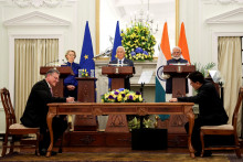 Maro&scaron; &Scaron;efčovič počas podpisu prelomovej dohody. FOTO: Reuters