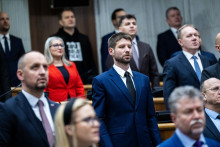 Nov&eacute; pravidl&aacute; maj&uacute; začať platiť až v m&aacute;ji. Na sn&iacute;mke uprostred l&iacute;der PS Michal &Scaron;imečka počas prv&eacute;ho rokovacieho dňa tohto roka. FOTO: TASR/J. Kotian
