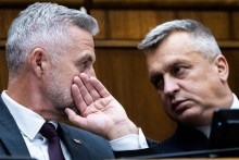 Podpredsedovia N&aacute;rodnej rady zľava Tibor Ga&scaron;par (Smer-SD) a Andrej Danko (SNS). FOTO: TASR/Jakub Kotian