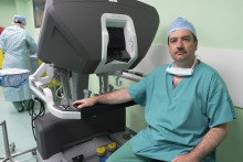 MUDr. Jozef Babeľa, ktor&yacute; uskutočnil robotick&yacute; odber obličky od darkyne.