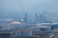 Viacer&iacute; partneri a z&aacute;kazn&iacute;ci &scaron;t&aacute;tnej ropnej spoločnosti Petr&oacute;leos de Venezuela (PDVSA) vr&aacute;tane americk&eacute;ho Chevronu v uplynul&yacute;ch t&yacute;ždňoch požiadali o individu&aacute;lne licencie s cieľom zv&yacute;&scaron;iť produkciu a v&yacute;voz ropy z Venezuely. FOTO: REUTERS