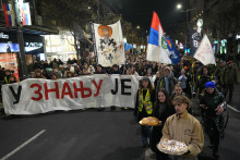 Na sn&iacute;mke demon&scaron;tranti sa &uacute;častnia na proteste &scaron;tudentov v srbskej metropole Belehrad v utorok 27. janu&aacute;ra 2026. FOTO: TASR/AP