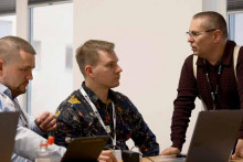 Peter Hud&aacute;k sa s&uacute;streďuje na praktick&eacute; rady pre každodenn&eacute; povinnosti v oblasti kybernetickej bezpečnosti. Medzi akt&iacute;vnych &uacute;častn&iacute;kov workshopu na Cyber Summit 2026 patrili Du&scaron;an Dani&scaron; a Lumir Bolfa Pelikan.

