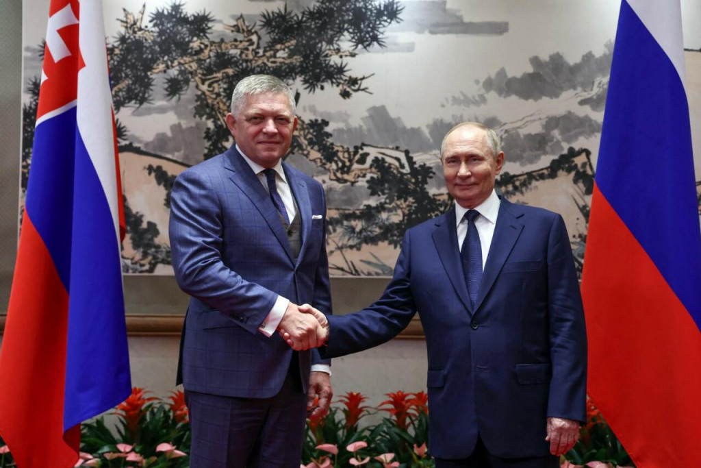 Rusk&yacute; prezident Vladimir Putin a slovensk&yacute; premi&eacute;r Robert Fico si pod&aacute;vaj&uacute; ruky počas stretnutia v Pekingu v utorok 2. septembra 2025.

FOTO: REUTERS
