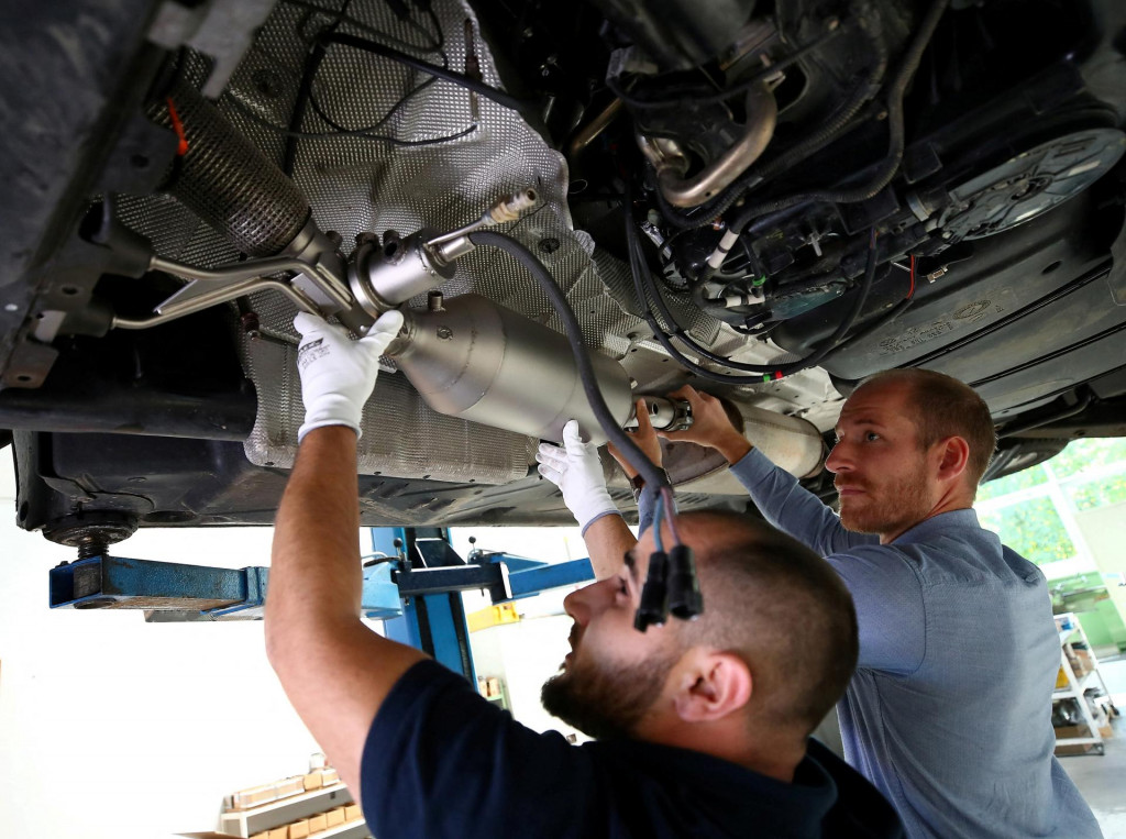 Znižovanie počtu pracovn&yacute;ch miest ozn&aacute;mili aj ďal&scaron;ie firmy v odvetv&iacute;. FOTO: REUTERS
