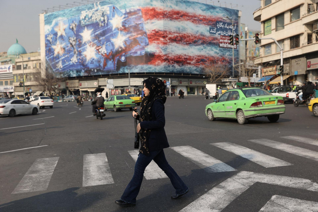 Žena prech&aacute;dza okolo billboardu namieren&eacute;ho proti USA v Teher&aacute;ne. FOTO: Reuters