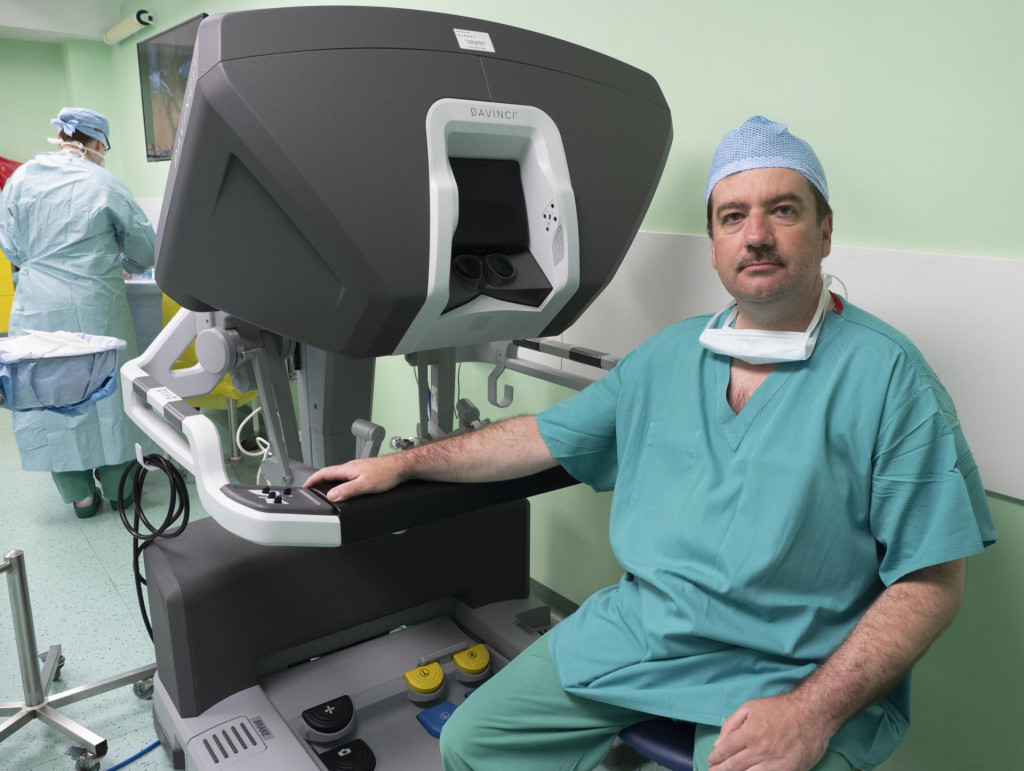 MUDr. Jozef Babeľa, ktor&yacute; uskutočnil robotick&yacute; odber obličky od darkyne.