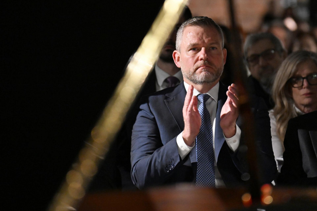 Na sn&iacute;mke prezident Peter Pellegrini tlieska na podujat&iacute; k Medzin&aacute;rodn&eacute;mu dňu pamiatky obet&iacute; holokaustu v Seredi. FOTO: TASR/Luk&aacute;&scaron; Grinaj