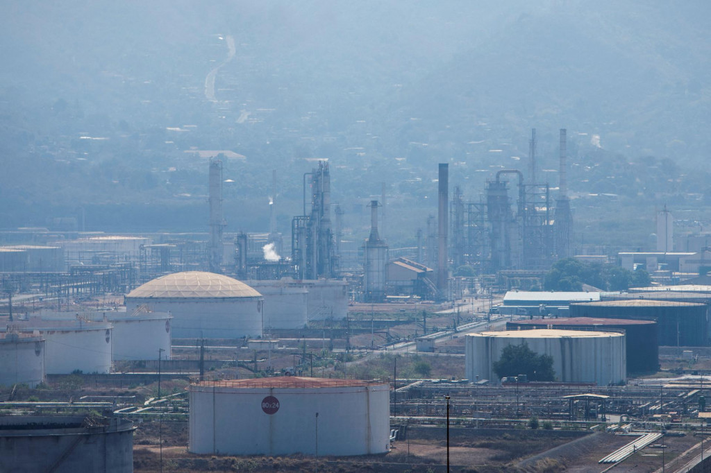 Viacer&iacute; partneri a z&aacute;kazn&iacute;ci &scaron;t&aacute;tnej ropnej spoločnosti Petr&oacute;leos de Venezuela (PDVSA) vr&aacute;tane americk&eacute;ho Chevronu v uplynul&yacute;ch t&yacute;ždňoch požiadali o individu&aacute;lne licencie s cieľom zv&yacute;&scaron;iť produkciu a v&yacute;voz ropy z Venezuely. FOTO: REUTERS
