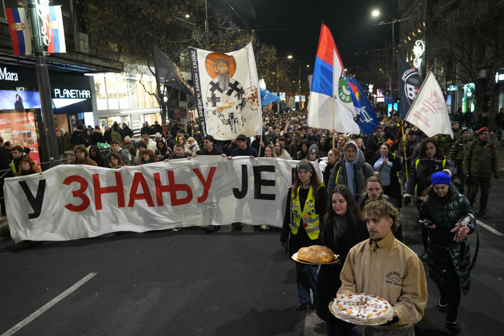 Na sn&iacute;mke demon&scaron;tranti sa &uacute;častnia na proteste &scaron;tudentov v srbskej metropole Belehrad v utorok 27. janu&aacute;ra 2026. FOTO: TASR/AP