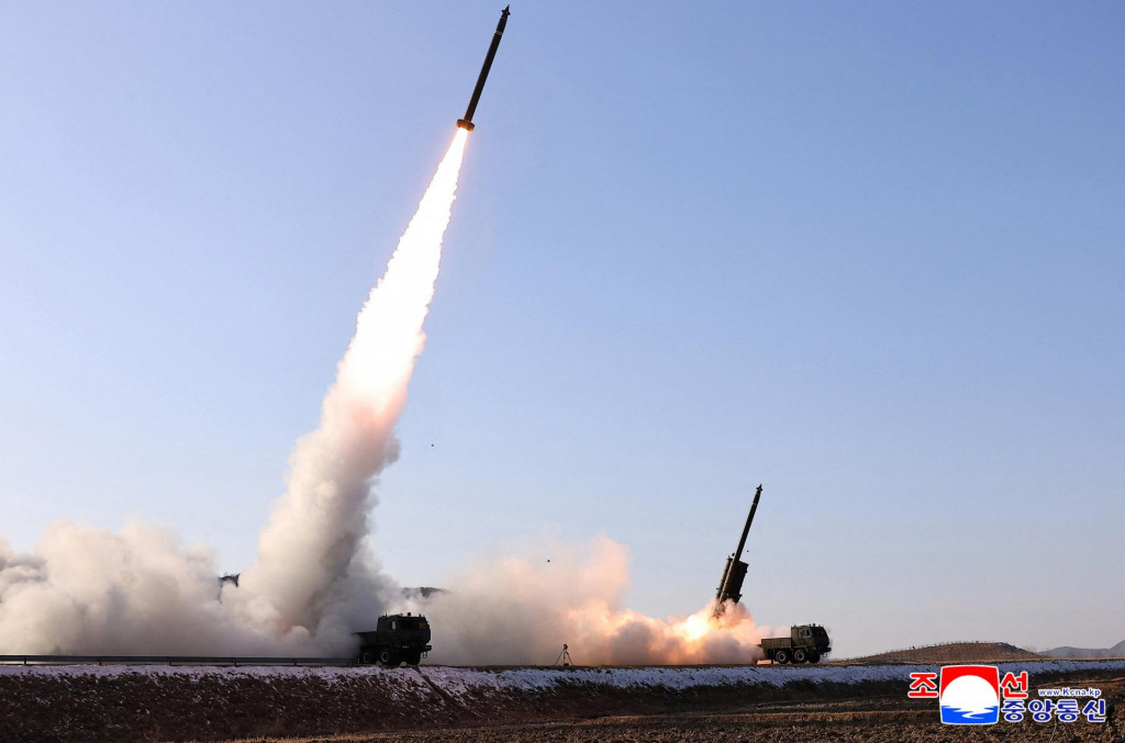 Test raketov&eacute;ho syst&eacute;mu veľk&eacute;ho kalibru, ktor&yacute; riadi severok&oacute;rejsk&yacute; vodca Kim Čong-un, na nezn&aacute;mom mieste v Severnej K&oacute;rei 27. janu&aacute;ra 2026. FOTO: REUTERS