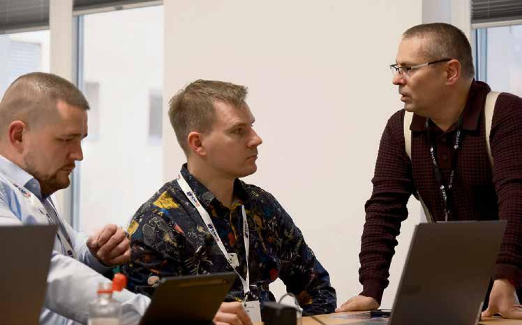Peter Hud&aacute;k sa s&uacute;streďuje na praktick&eacute; rady pre každodenn&eacute; povinnosti v oblasti kybernetickej bezpečnosti. Medzi akt&iacute;vnych &uacute;častn&iacute;kov workshopu na Cyber Summit 2026 patrili Du&scaron;an Dani&scaron; a Lumir Bolfa Pelikan.

