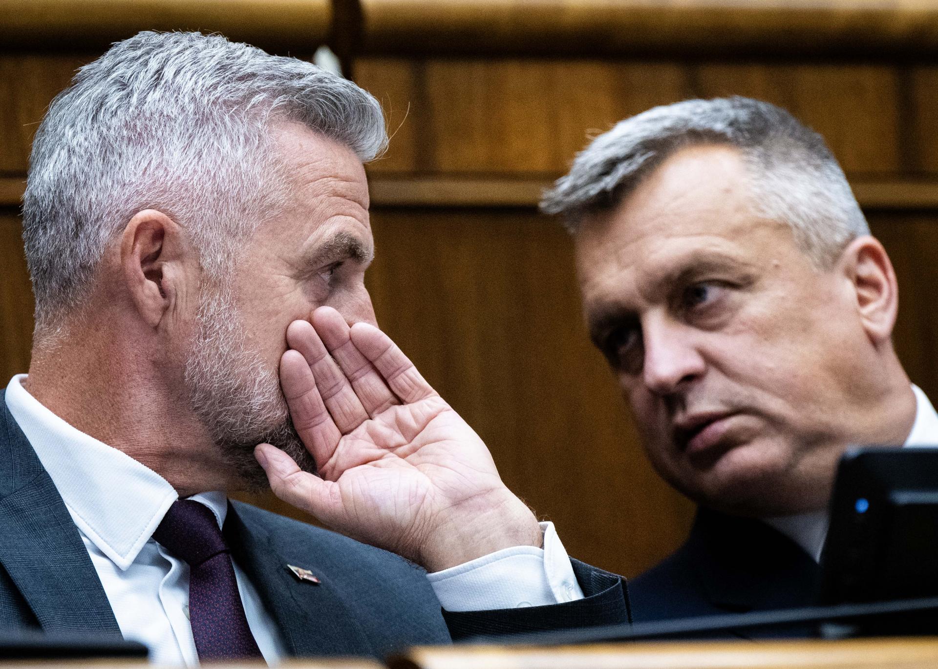 Poslanci chcú v parlamente viac súkromia. V hre sú diskrétne zóny mimo dosahu mikrofónov