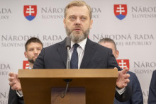 Poslanec SaS Juraj Kr&uacute;pa vyč&iacute;ta premi&eacute;rovi Robertovi Ficovi netransparentnosť pri rokovaniach so svetov&yacute;mi l&iacute;drami. FOTO: TASR/Martin Baumann