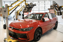 Na sn&iacute;mke automobil pri vykon&aacute;van&iacute; testu pachovej sk&uacute;&scaron;ky v bratislavskom z&aacute;vode Volskwagen Slovakia. FOTO: TASR/Pavel Neubauer