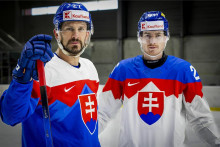 Marek Hriv&iacute;k a Peter Cehl&aacute;rik v nov&yacute;ch reprezentačn&yacute;ch dresoch. FOTO: SZĽH