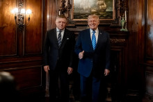 Premi&eacute;r Robert Fico a prezident USA Donald Trump p&oacute;zuj&uacute; na spoločn&uacute; fotografiu počas ich stretnutia v meste Pam Beach v Trumpovom s&iacute;dle Mar-a-Lago v americkom &scaron;t&aacute;te Florida. FOTO: TASR/&Uacute;rad vl&aacute;dy