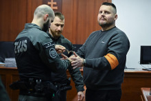 Na sn&iacute;mke vpravo Daniel Bombic v sprievode justičnej str&aacute;že prich&aacute;dza na s&uacute;dne pojedn&aacute;vanie na &Scaron;pecializovanom trestnom s&uacute;de v Pezinku.

FOTO: TASR/Martin Baumann