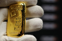 Okolo 10:00 SEČ cena najbliž&scaron;ieho term&iacute;nov&eacute;ho kontraktu na zlato vykazovala rast vy&scaron;e &scaron;tyroch percent a pohybovala sa okolo 5328 dol&aacute;rov za uncu. FOTO: REUTERS