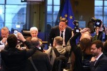 Gener&aacute;lny tajomn&iacute;k Severoatlantickej aliancie (NATO) Mark Rutte (uprostred) sa usmieva pred vyst&uacute;pen&iacute;m na V&yacute;bore pre bezpečnosť a obranu Eur&oacute;pskeho parlamentu v Bruseli. FOTO: TASR/AP