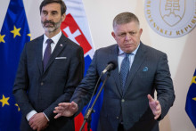 Zľava minister zahraničn&yacute;ch vec&iacute; a eur&oacute;pskych z&aacute;ležitost&iacute; Juraj Blan&aacute;r a predseda vl&aacute;dy Robert Fico. FOTO: TASR/Jakub Kotian