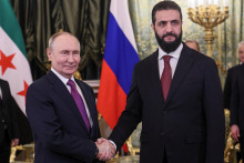 Rusk&yacute; prezident Vladimir Putin a s&yacute;rsky dočasn&yacute; prezident Ahmad &Scaron;ara počas ich stretnutia v Moskve. FOTO: RUETERS
