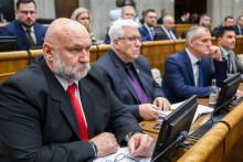 Poslanci zľava Ivan &Scaron;evč&iacute;k, Pavel Ľupt&aacute;k a Roman Malatinec. FOTO: TASR/Jaroslav Nov&aacute;k