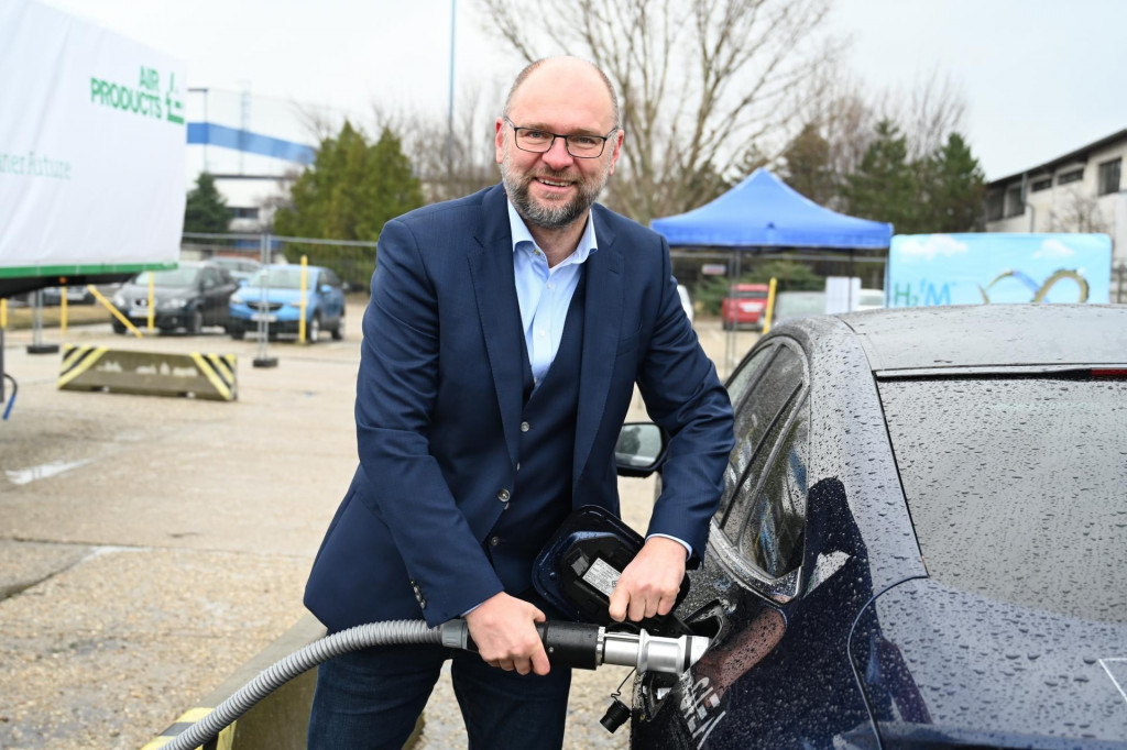 Na sn&iacute;mke exminister hospod&aacute;rstva Richard Sul&iacute;k na arch&iacute;vnej sn&iacute;mke tankuje vod&iacute;k do auta pri pr&iacute;ležitosti predstavenia prvej mobilnej čerpacej stanice na vod&iacute;k v Trnave.

FOTO: TASR/ L. Grinaj