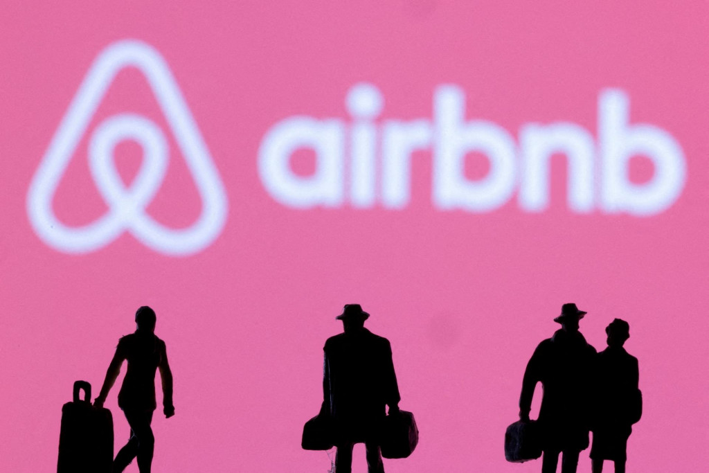 Jednou z najzn&aacute;mej&scaron;&iacute;ch platforiem na zdieľanie je Airbnb, ktor&yacute; funguje od roku 2007. FOTO: Reuters