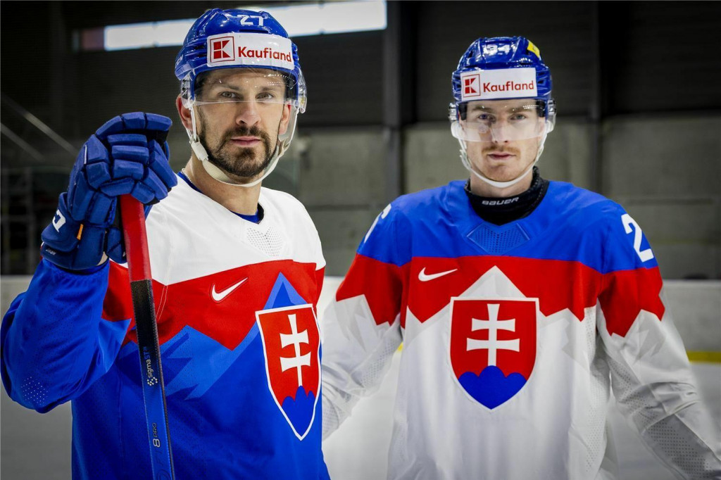 Marek Hriv&iacute;k a Peter Cehl&aacute;rik v nov&yacute;ch reprezentačn&yacute;ch dresoch. FOTO: SZĽH