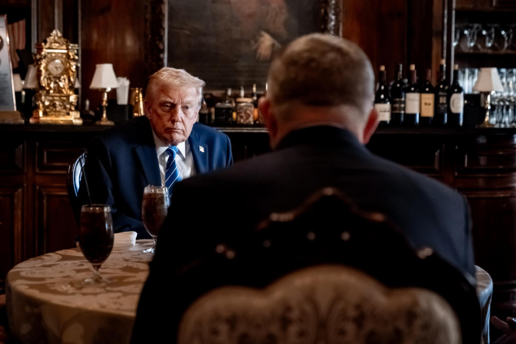 Na sn&iacute;mke premi&eacute;r Robert Fico a prezident USA Donald Trump sa rozpr&aacute;vaj&uacute; počas ich stretnutia v meste Palm Beach v Trumpovom s&iacute;dle Mar-a-Lago v americkom &scaron;t&aacute;te Florida 17. janu&aacute;ra 2026. FOTO: TASR/&Uacute;rad vl&aacute;dy SR