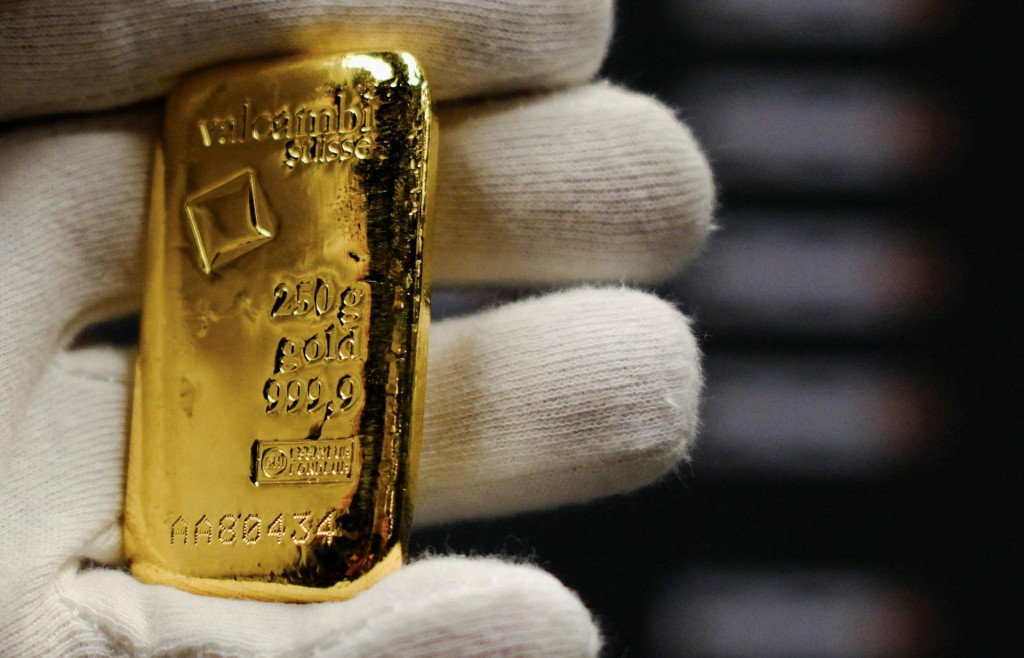 Okolo 10:00 SEČ cena najbliž&scaron;ieho term&iacute;nov&eacute;ho kontraktu na zlato vykazovala rast vy&scaron;e &scaron;tyroch percent a pohybovala sa okolo 5328 dol&aacute;rov za uncu. FOTO: REUTERS