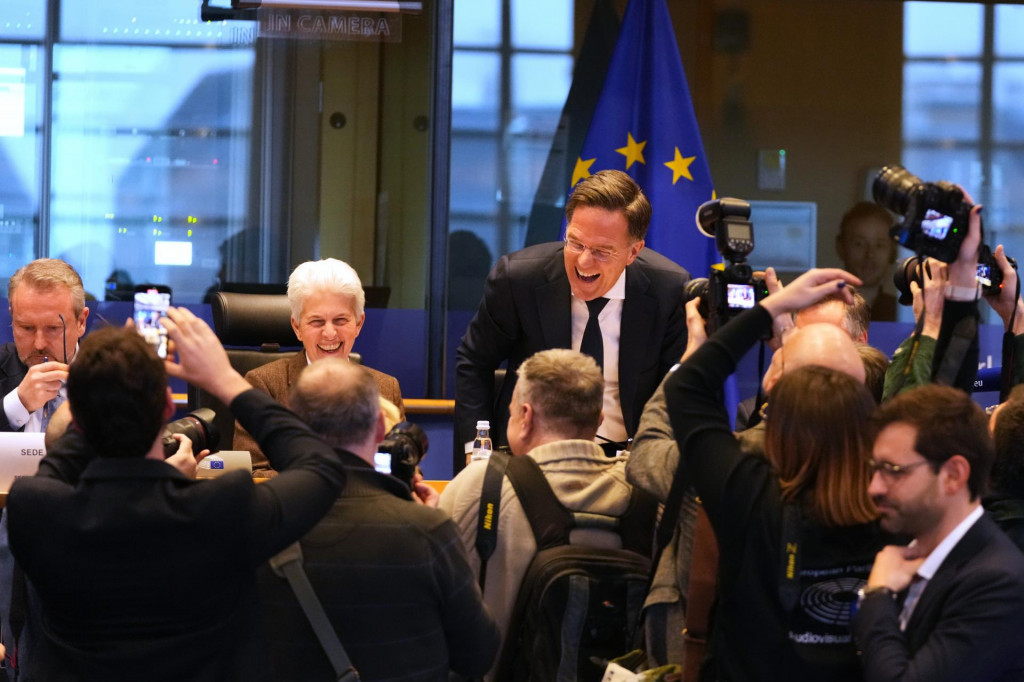Gener&aacute;lny tajomn&iacute;k Severoatlantickej aliancie (NATO) Mark Rutte (uprostred) sa usmieva pred vyst&uacute;pen&iacute;m na V&yacute;bore pre bezpečnosť a obranu Eur&oacute;pskeho parlamentu v Bruseli. FOTO: TASR/AP