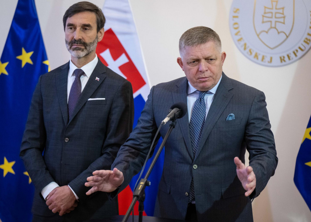 Zľava minister zahraničn&yacute;ch vec&iacute; a eur&oacute;pskych z&aacute;ležitost&iacute; Juraj Blan&aacute;r a predseda vl&aacute;dy Robert Fico. FOTO: TASR/Jakub Kotian