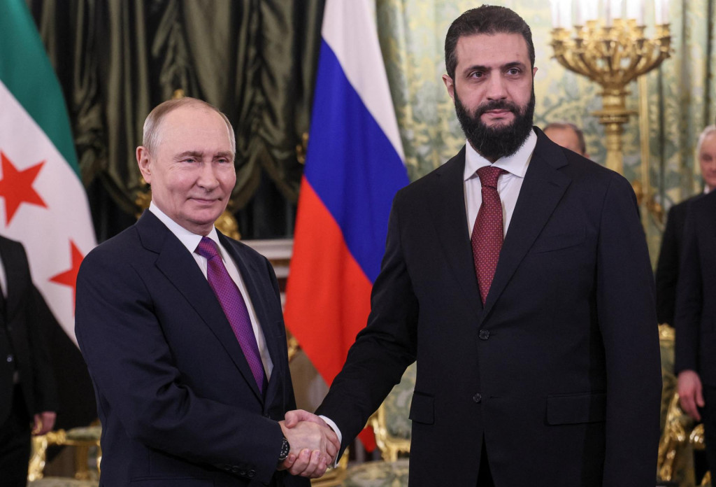 Rusk&yacute; prezident Vladimir Putin a s&yacute;rsky dočasn&yacute; prezident Ahmad &Scaron;ara počas ich stretnutia v Moskve. FOTO: RUETERS
