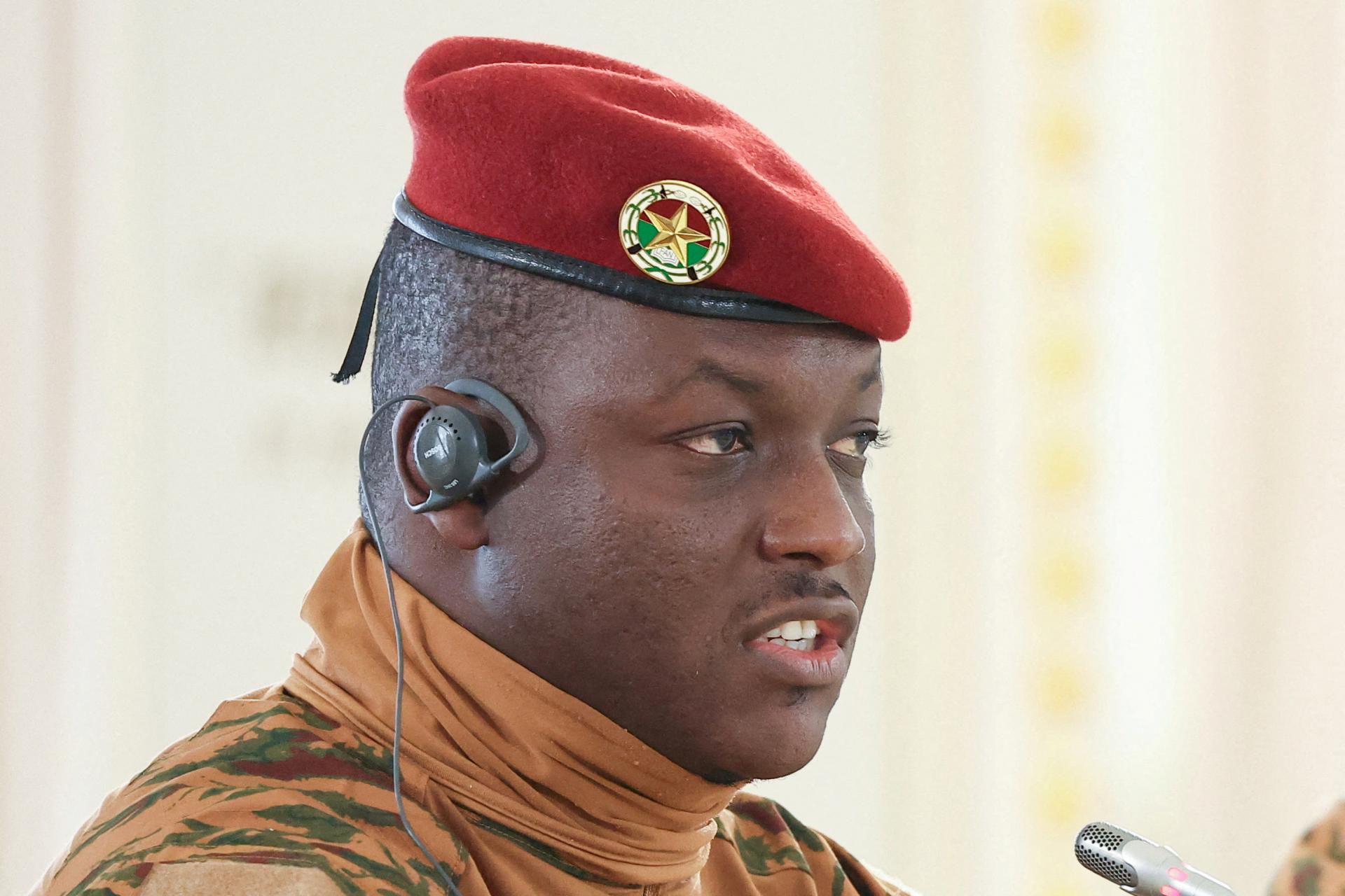 Junta v Burkina Faso rozpustila v&scaron;etky politick&eacute; strany a zoskupenia, arm&aacute;da posilňuje kontrolu