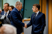 Slovensk&yacute; premi&eacute;r Robert Fico a franc&uacute;zsky prezident Emmanuel Macron naform&aacute;lne na Eur&oacute;pskej rade. FOTO: Facebook Roberta Fica