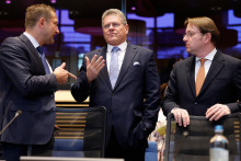 Na sn&iacute;mke zľava eurokomis&aacute;r pre poľnohospod&aacute;rstvo Christophe Hansen, eur&oacute;psky komis&aacute;r pre obchod a ekonomick&uacute; bezpečnosť Maro&scaron; &Scaron;efčovič a eurokomis&aacute;r pre zdravie a dobr&eacute; životn&eacute; podmienky zvierat Oliv&eacute;r V&aacute;rhelyi. FOTO: TASR/AP