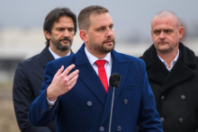 Na sn&iacute;mke zľava vicepremi&eacute;r a minister obrany SR Robert Kaliň&aacute;k (Smer-SD), minister zdravotn&iacute;ctva SR Kamil &Scaron;a&scaron;ko (Hlas-SD) a riaditeľ Univerzitnej nemocnice Bratislava Alexander Mayer pri pr&iacute;ležitosti ofici&aacute;lneho začiatku stavby novej koncovej N&aacute;rodnej nemocnice gener&aacute;la Milana Rastislava &Scaron;tef&aacute;nika v bratislavsk&yacute;ch Vajnoroch.