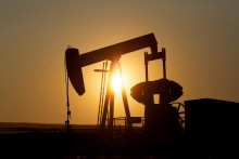 FILE PHOTO: An oil pump jack pumps oil in a field near Calgary, Alberta, Canada on July 21, 2014. REUTERS/Todd Korol//File Photo FOTO: Todd Korol