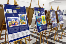 Umelci maj&uacute; svoj sp&ocirc;sob zdaňovania pr&iacute;jmov. Na sn&iacute;mke s&uacute; diela v r&aacute;mci gal&eacute;rie po&scaron;tov&yacute;ch zn&aacute;mok v centre Bratislavy.

FOTO: TASR/ D. Veselsk&yacute;
