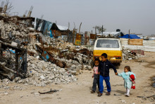 Palest&iacute;nčania v P&aacute;sme Gazy. FOTO: Reuters