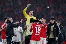 Brank&aacute;r Anatolij Trubin oslavuje d&ocirc;ležit&yacute; g&oacute;l. FOTO: REUTERS