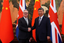 Britsk&yacute; premi&eacute;r Keir Starmer počas stretnutia s č&iacute;nskym prezidentom Si Ťin-pchingom. FOTO: REUTERS