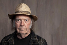 Na arch&iacute;vnej sn&iacute;mke z 9. septembra 2019 americko-kanadsk&yacute; spev&aacute;k Neil Young. FOTO: TASR/AP