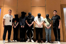 Na tejto fotografii zverejnenej tlačovou agent&uacute;rou Xinhua odovzd&aacute;va mjanmarsk&aacute; pol&iacute;cia č&iacute;nskej pol&iacute;cii na medzin&aacute;rodnom letisku Yangon v Yangone v Mjanmarsku p&auml;ť podozriv&yacute;ch z telekomunikačn&yacute;ch a internetov&yacute;ch podvodov (26. augusta 2023).
FOTO: TASR/AP/Xinhua/Č&iacute;nske veľvyslanectvo v Mjanmarsku