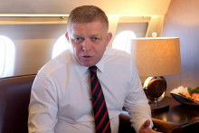 Premi&eacute;r Robert Fico na ceste do Par&iacute;ža. FOTO: FB Roberta Fica
