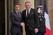 Na sn&iacute;mke slovensk&yacute; premi&eacute;r Robert Fico, ktor&eacute;ho v&iacute;ta franc&uacute;zsky prezident Emmanuel Macron pred Elyzejsk&yacute;m pal&aacute;com v Par&iacute;ži.

FOTO TASR/AP