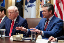 Minister obrany USA Pete Hegseth vedľa prezidenta Donalda Trumpa. FOTO: Reuters